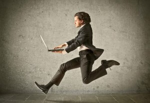 Cresce o apelo pelo serviço público,mas a advocacia ainda apresenta boas perspectivas ao Bacharel em Direito. Confira prós e contras de cada carreira!