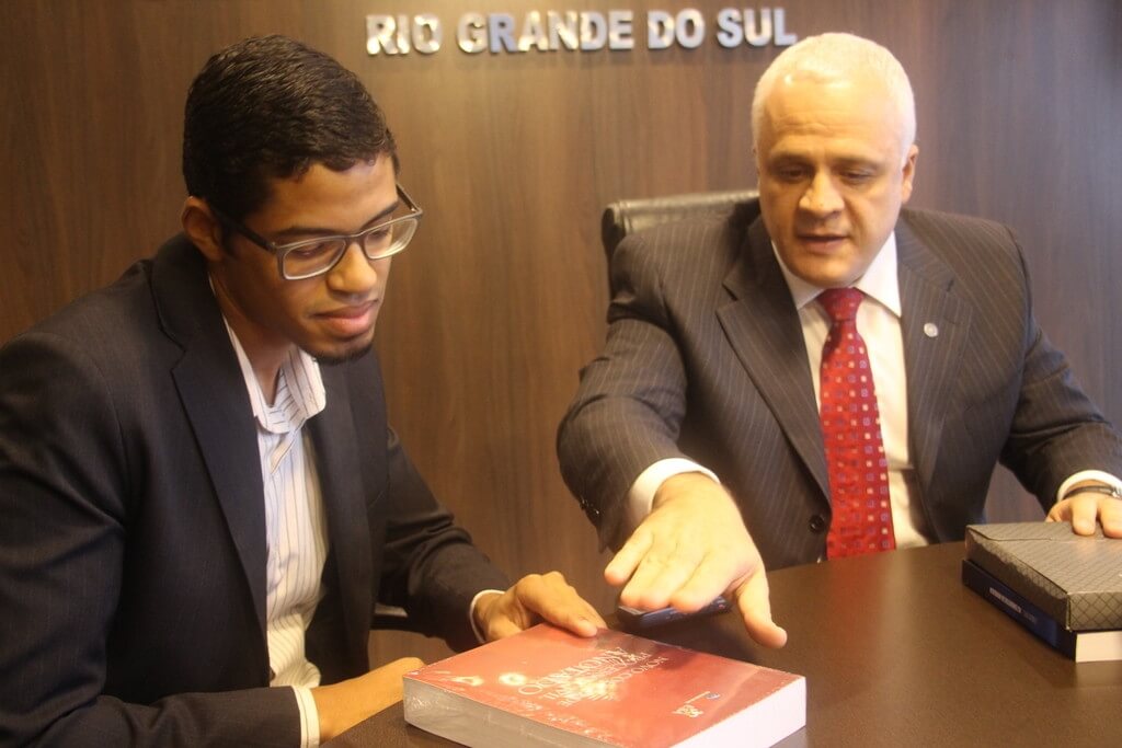 Jovem supera barreiras sociais e é aprovado no Exame de Ordem - Juliano Silva Dias