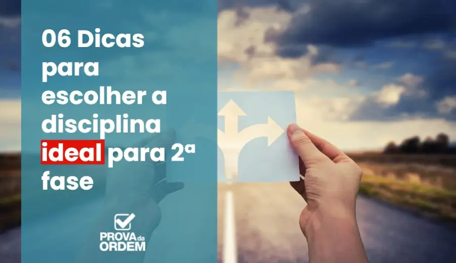 Pessoa segurando um cartão com várias setas apontando para três lados em cima de uma estrada