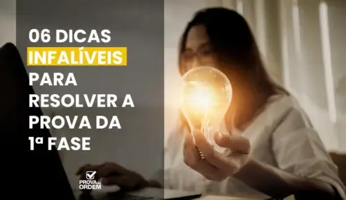 Mulher segurando uma lâmpada acesa na mão, enquanto mexe em um notebook consultando as 06 Dicas Infalíveis para Resolver a Prova da 1ª Fase da OAB