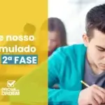 Homem de camisa azul e camiseta cinza, em uma sala de aula resolvendo o 4º Simulado OAB 2ª Fase Gratuito do Curso Prova da Ordem