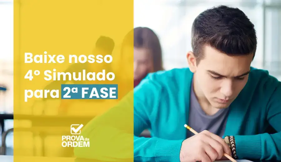 Homem de camisa azul e camiseta cinza, em uma sala de aula resolvendo o 4º Simulado OAB 2ª Fase Gratuito do Curso Prova da Ordem