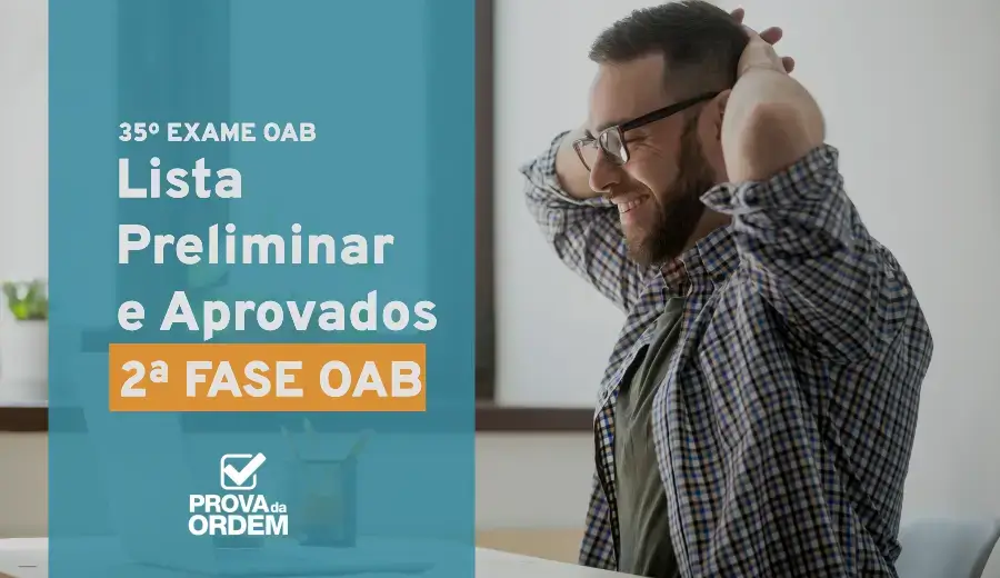 Homem sorrindo enquanto visualiza o Resultado da 2ª Fase OAB do 35º Exame em seu notebook