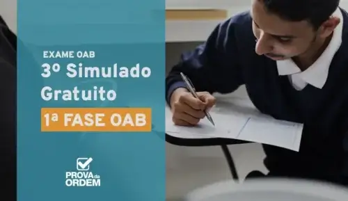 Homem sentado em uma classe, com uma caneta na mão enquanto realiza o Simulado OAB 1ª fase