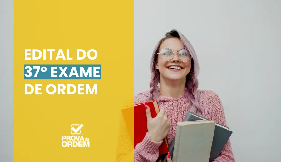 Mulher loira com cadernos na mão feliz com a saída do Edital do 37º Exame de Ordem