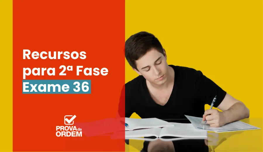 Estudante debruçado sobre livros em uma mesa elaborando seus Recursos para 2ª Fase do Exame 36