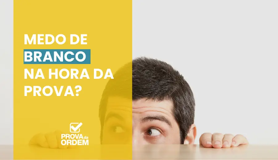 Homem atrás de uma mesa apenas com metade do rosto de fora, com medo do Branco na Prova da OAB