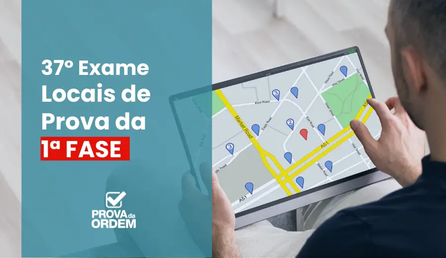 Homem segurando um tablet com um mapa aberto na tela