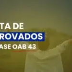 Homem de costas com os braços abertos diante de uma paisagem de natureza, comemorando o Resultado Final OAB 43