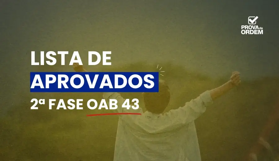 Homem de costas com os braços abertos diante de uma paisagem de natureza, comemorando o Resultado Final OAB 43