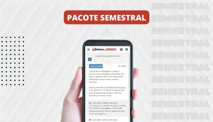 Mão segurando um celular com a plataforma de questões comentadas da OAB aberta, apresentando o pacote semestral