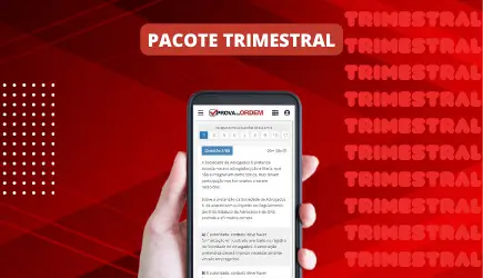 Mão segurando um celular com a plataforma de questões comentadas da OAB aberta, apresentando o pacote trimestral