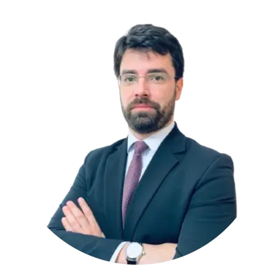 professor Kisley Domingos de Terno e braços cruzados